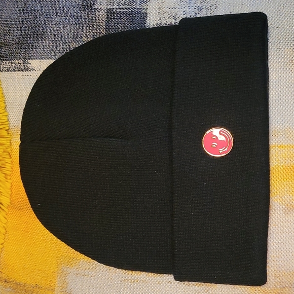 Chain Link Skullie Knit Hat - Picture 6 of 6